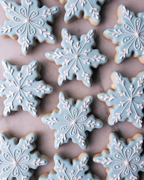 Gingerbread Cookies Snowflakes, Winter Frosted Cookies, Snowflake Gender Reveal Cookies, Frozen Cookies Decorated Royal Icing, White Decorated Christmas Cookies, Christmas Cookies Decorated Ideas Simple, Snow Flake Sugar Cookie, Star Shaped Christmas Cookies, Snow Cookies Decorated