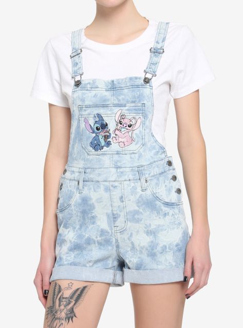 Need something to wear on your ice cream date with Stitch and Angel? These light acid wash shortalls are perfect for keeping you cool on a warm Hawaiian day! From Lilo & Stitch  these shortalls feature an embroidered image of Stitch and Angel enjoying tasty ice cream cones on the chest pocket. Comes with adjustable straps hip and back pockets cuffed hem and six side buttons. Please note: Wash pattern may vary. Lilo And Stitch Overalls, Stitch Clothes Summer, Stitch Clothes For Kids, Disney Ideas Outfits, Lilo And Stitch Outfits, Stitch Outfits, Stitch Birthday Party, Hawaiian Day, Lilo And Stitch Toys