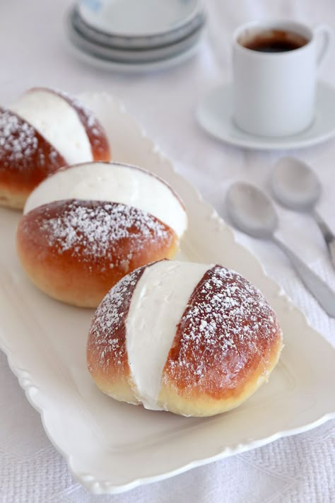 Maritozzo – Italian Rolls Filled with Vanilla Cream | Photo: Natalie Levin Italian Sweet Bread Recipes, Coffee Roll Cake, Cream Filled Pastries, Bakery Items Recipes, Cream Filled Desserts, Dessert Pastry Recipes, Italian Sweet Bread, Italian Bakery Recipes, Bakery Baked Goods