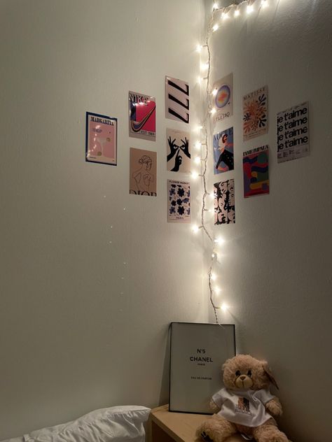 posters and fairy lights Fairy Lights Set Up, Picture Fairy Lights, Wall Decor With Fairy Lights, Bedroom Decor Fairy Lights, Dorm Fairy Lights, Wall Decor Fairy Lights, Fairy Lights Aesthetic Room, Fairy Lights Bedroom Ideas, Fairy Lights Ideas