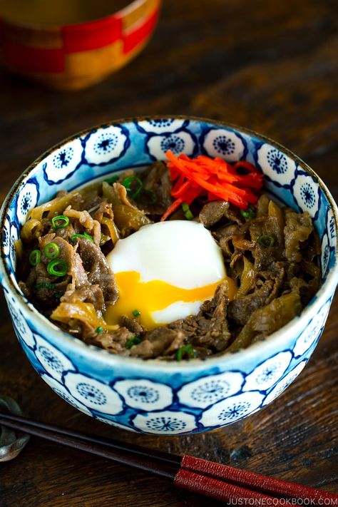 Easy Gyudon Recipe, Yoshinoya Beef Bowl, Just One Cookbook, Beef Bowl, Japanese Beef, Easy Japanese Recipes, Beef Bowls, Eat Beef, Japanese Recipes