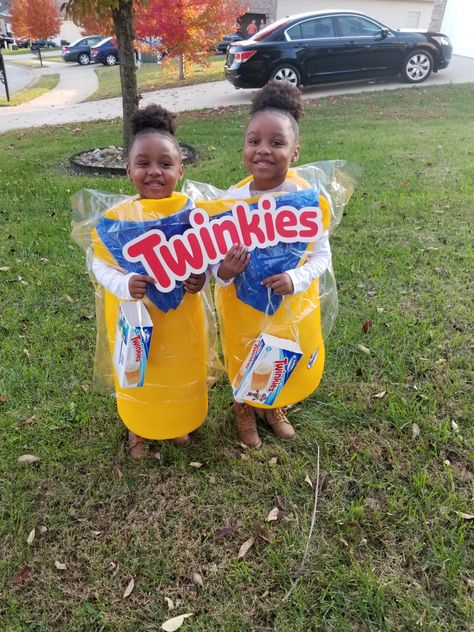 Funny 2 Person Halloween Costumes, 2 Person Halloween Costumes Friends, Twin Costume Ideas, Halloween Costumes Trio, 2 Person Halloween Costumes, Two Person Halloween Costumes, Gay Halloween, Sibling Halloween Costumes, Trio Halloween Costume Ideas