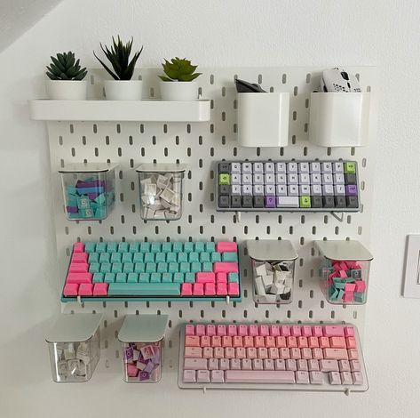 Video Game Pegboard, Ikea Pegboard Keyboard, Ikea Skadis Desk Setup, Mechanical Keyboard Display, Ikea Pegboard Ideas Gaming, Keyboard Collection Display, Gamer Pegboard, Pegboard Pc Setup, Pegboard Ideas Gaming