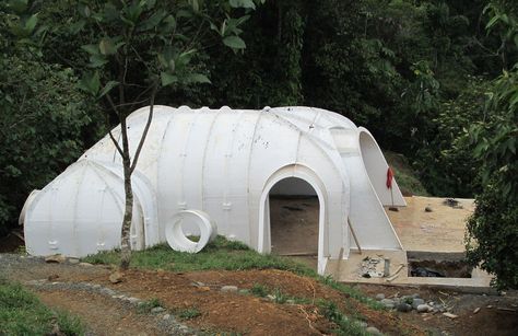 Magic Green Homes fabricates small homes using prefab vaulted panels and covers them with soil. Hobbit House Kit, Casa Do Hobbit, Case Sotterranee, Casa Dos Hobbits, Green Magic Homes, Prefab Guest House, Earth Sheltered Homes, Casa Hobbit, Earth Sheltered