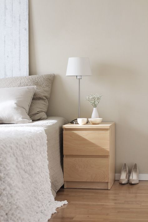 Light and airy apartment - Stylizimo Light And Airy Apartment, Airy Apartment, Ikea Malm Nightstand, Ikea Nightstand, Malm Bed, Bedside Table Decor, Bedroom Design Trends, Bedroom Styling, Pale Wood