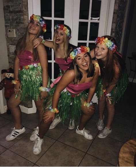 Hula Girls Halloween Costume, Vsco Halloween Costume, Carnaval Costume Group, Surfer Girl Halloween Costume, Teenager Halloween Costumes Girls Ideas, 3 Girls Halloween Costumes, Cute Halloween Costumes For Groups, Hawaiian Halloween Costume, Surfer Halloween Costume