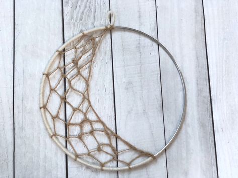 Moon Dream Catcher, Diy Dream Catcher Tutorial, Dream Catcher Tutorial, Dream Catcher Patterns, Eid Decor, Moon Dreamcatcher, Macrame Dream Catcher, Hoop Dreams, Dream Catcher Diy