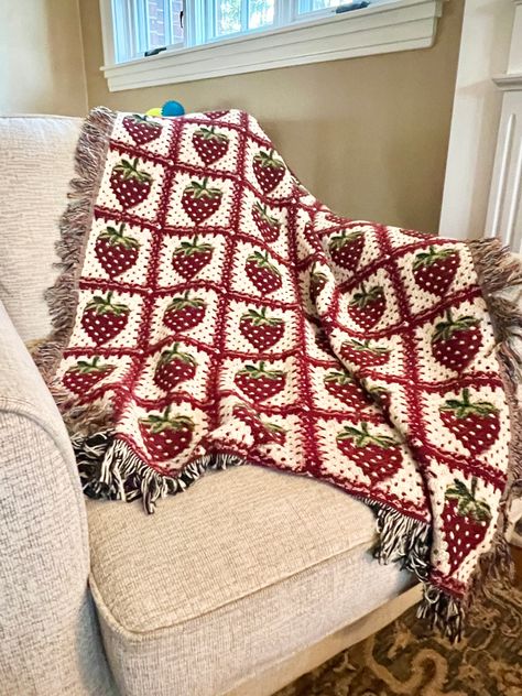 Granny Square Strawberry Blanket Cotton Woven Throw Blanket Cottagecore Room Decor Idea Gift Coquette Aesthetic Wall Art Tapestry Berries - Etsy Cute Throw Blankets Aesthetic, Strawberry Granny Square Blanket, Granny Style Decor, Cute Crochet Granny Squares, Strawberry Crochet Blanket, Crochet Decoration Ideas, Crochet Present Ideas, Room Inspo Cottagecore, Crochet Blanket Aesthetic