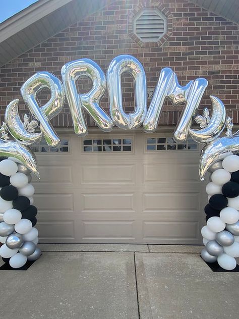 CLASSIC BALLOON ARCHES | LUCKEYIA'S BALLOON Prom Balloon Columns, Prom Balloon Arch, Outdoor Balloon Arch, Prom Balloons, Prom Backdrops, Balloons Decor, Balloon Drop, Balloon Clusters, Party Things