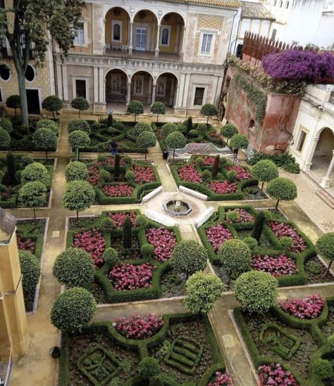 Hedge Garden, Classical Garden, Formal Garden Design, Formal Garden, Garden Design Ideas, Seville Spain, Topiaries, Formal Gardens, Beautiful Flowers Garden