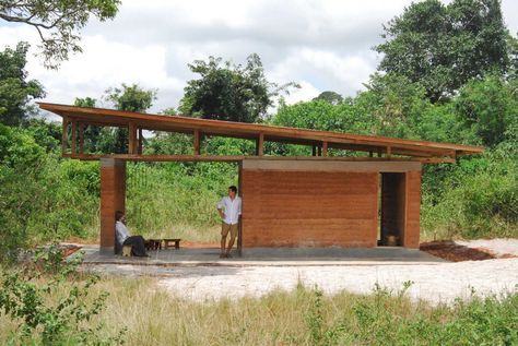 バランスがいい Desert Cabin, Hut Images, Mud Hut, Rammed Earth Homes, Mud House, Cabin House, Tiny Cabins, Wooden Structure, Rammed Earth