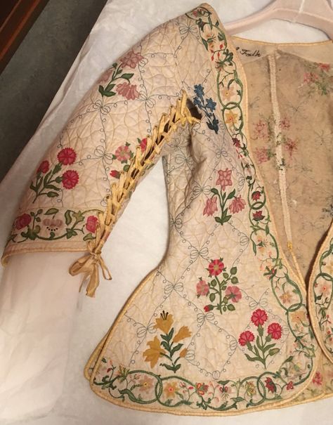 Helen Persson  @helenb_persson  Came across this beauty @nordiskamuseet   Lovely  English #embroidery maybe late 17th century while garment appears to have been altered sometime perhaps early 18th century. Strong colours and good condition. 18th Century England, Historic Embroidery, Historical Embroidery, Fashion Terminology, Bunny Food, English Embroidery, Pirate Dress, Historic Fashion, Antique Embroidery