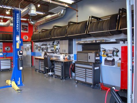 Mechanic Office, Officine In Garage, Garage Transformation, Automotive Shops, Cool Garages, Ultimate Garage, Mechanic Shop, Car Workshop, Mechanic Garage