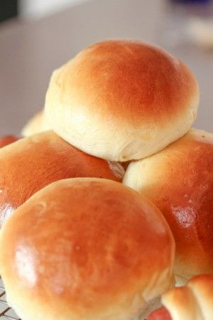 Overnight Bread Recipe, Bun Recipes, Overnight Recipes, Hot Cross Buns Recipe, Homemade Buns, Tailgate Food, Bread Bun, Hot Cross Buns, Cross Buns