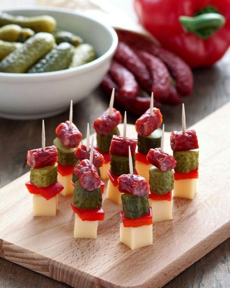 Savoury Finger Food, Fingerfood Party, Decorações Com Comidas, Catering Ideas Food, Party Food Platters, Appetizer Bites, Party Appetizer, Holiday Appetizers, Snacks Für Party