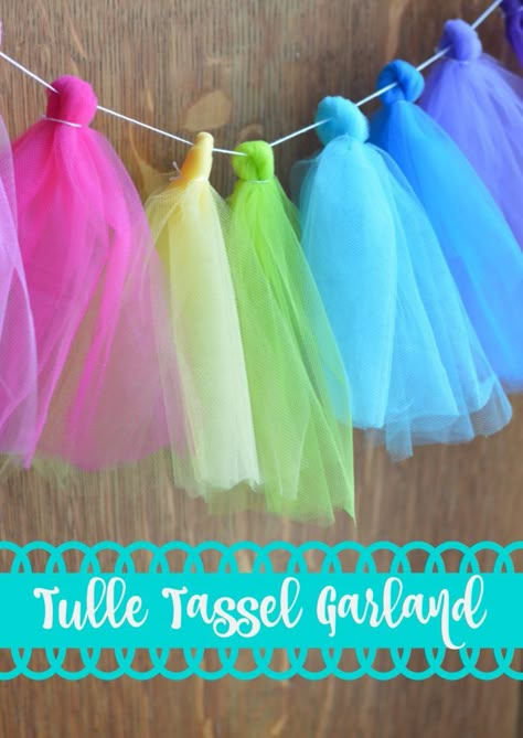 Tulle Tassel Garland | Love Inspired Details Tulle Art, Tulle Garland, Tulle Decorations, Diy Tassel Garland, Tulle Crafts, Tulle Poms, Girly Crafts, Diy Tulle, Ribbon Decoration