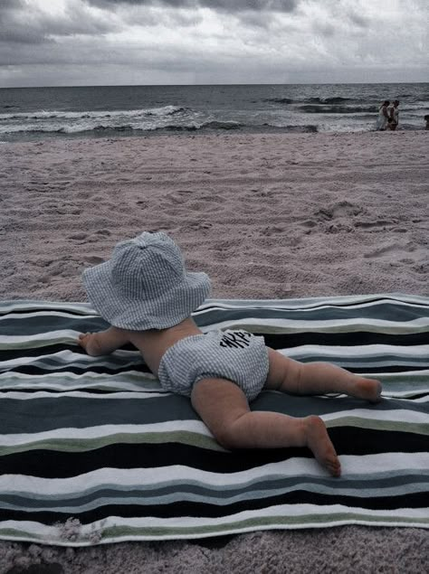 Baby Beach Pictures, Baby Beach Photos, Mother Baby Photography, 4 Month Baby, Beach Mom, Family Beach Pictures, Prince Eric, Shooting Photo, Beach Baby