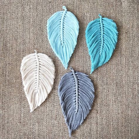 Macromay Earrings, Macrame Feather Earrings Diy, Macrame Feather Pattern, How To Make Macrame Feathers, Macrame Feather Diy, Macrame Feather Tutorial, Macrame Feather Keychain, Macrame Feather Earrings, Feather Tutorial