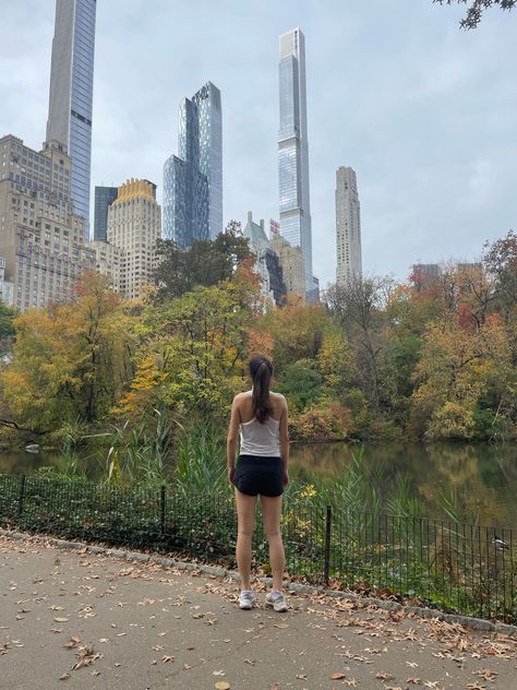 Girl standing in central park looking at the New York skyline. Central Park Running Aesthetic, Running In Central Park, Central Park Running, Running Central Park, Running In New York, Running Nyc, Nyc Dump, Central Park Aesthetic, Thea Stilton