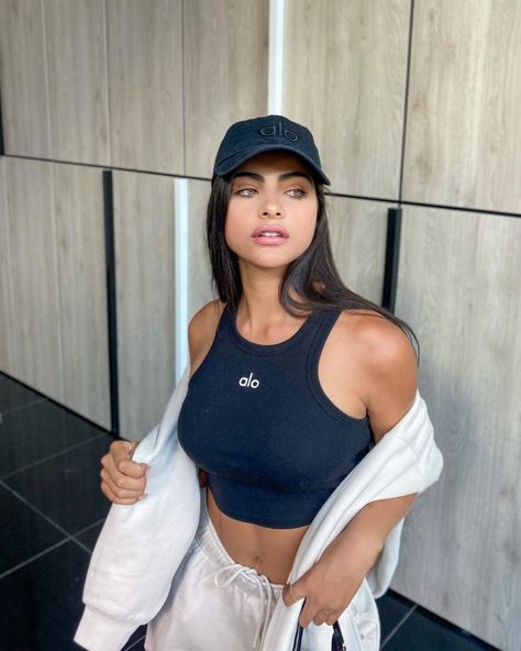 @alo on Instagram: “off-duty look 🖤 @saraorrego in our bestselling aspire tank + accolade sweat set.” Gym Clothes Aesthetic, Alo Yoga Outfit, Fits Aesthetic, Cute Gym Outfits, Tank Outfit, Gym Clothes Women, Tank Top Outfits, Sweat Set