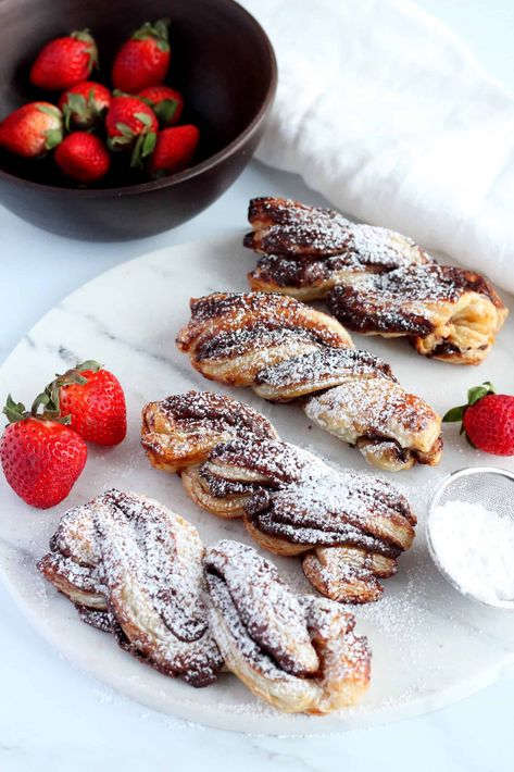 NUTELLA PUFF PASTRY TWISTS Essen, Nutella Twists Puff Pastries, Puff Pastry Breakfast, Easy Puff Pastry Desserts, Puff Pastry Treats, Pastry Twists, Desserts Nutella, Pastry Breakfast, Easy Puff Pastry Recipe