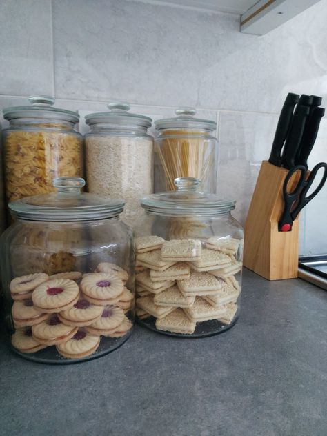 Biscuit Organisation, Biscuit Storage Ideas, Biscuit Jars Display, Snack Jars Display, Glass Jar Decorating Ideas Kitchen, Glass Cookie Jars Display, Glass Jars Kitchen Counter, Cookie Jars Display, Kitchen Jars Decor