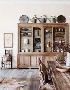 Australian Country Houses, Kitchen Dressers, Victorian Country House, Antique Interior Design, Muebles Shabby Chic, Hutch Decor, Diy Dining Room, Dining Room Hutch, Kitchen Dresser