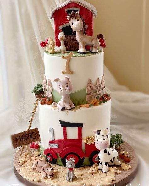 Alessandra Frisoni on Instagram: “#cakedesign #cake #cakedecorating #instacake #cakeart #cakes #cakestagram #birthdaycake #cakescakedesignerofinstagram # #birthday…” Woodland Birthday Cake, Mcdonalds Birthday Party, Farm Birthday Cakes, Barnyard Cake, Farm Animal Cupcakes, Farm Animal Cakes, Boys First Birthday Cake, First Birthday Cupcakes, Animal Birthday Cakes