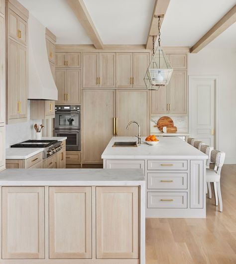 Blume Architecture on Instagram: “⁣bleached oak ❤️ Architect | @blumearchitecture Builder | @barringerhomes Interiors | @sheribarringerdesign Photo | @codyulrichphoto .⁣ .⁣…” Light Kitchen Colors, White Oak Kitchen Cabinets, White Oak Cabinets, Japandi House, Painted Island, White Oak Kitchen, Oak Kitchen Cabinets, Oak Kitchen, Mixed Feelings