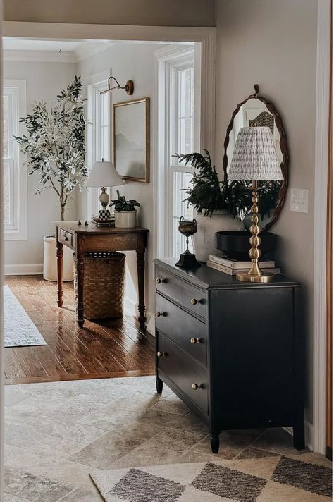 Entrance Table Decor, Tummy Bug, Entrance Hall Decor, Retro Interior Design, Console Table Decorating, Small Entryways, Foyer Decor, Entryway Ideas, Interiors Dream