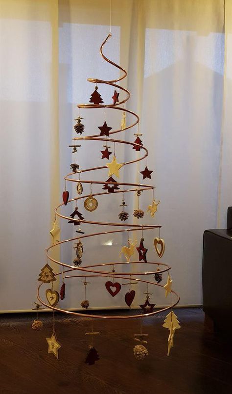 Invisible Christmas Tree, Creative Christmas Tree Ideas, Unique Christmas Tree Ideas, Corner Christmas Tree, Unusual Christmas Trees, Spiral Christmas Tree, Dollar Store Christmas Crafts, Wall Christmas Tree, Unique Holiday Decor