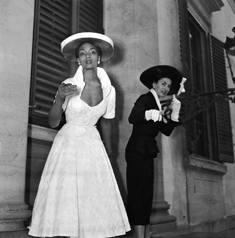 Florence, 1953. Models or, perhaps just two well-dressed women, photographed by Fedele Toscani. I'd LOVE to know what they were pointing at...  Source: Toscani Archive. Dorothy Dandridge, African American Fashion, Glamour Vintage, Vintage Black Glamour, Well Dressed Women, Look Retro, Black Hollywood, Retro Mode, Vintage Glam