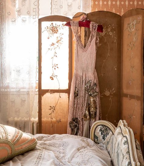 Faded Glamour, White Floorboards, Pearl Lowe, Oval Dining Room Table, Art Deco Bathroom, Luxury London, Georgian Homes, Spare Bedroom, Of Wallpaper