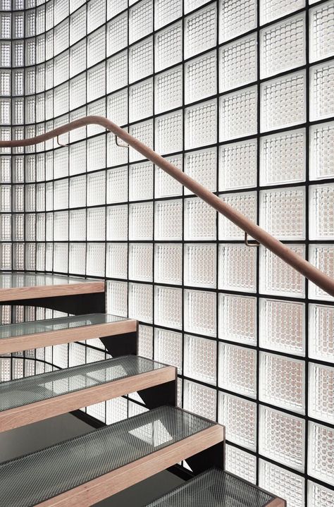 The Walls Of Glass Blocks Surrounding These Stairs Help To Provide Natural Light While Maintaining Privacy Luigi Rosselli, Glass Blocks Wall, Detail Arsitektur, View Point, Verre Design, Glass Brick, Translucent Glass, Interior Stairs, Glass Block