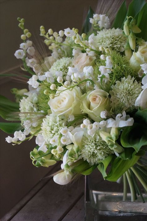 White Floral Arrangements, White Flower Arrangements, Unusual Flowers, Beautiful Flower Arrangements, Deco Floral, Wedding Flower Arrangements, Beautiful Bouquet, Beautiful Blooms, Floral Bouquets