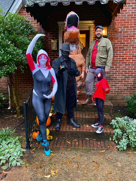 Spider Man Family Costume Ideas, Spiderman Family Costumes Halloween, Spider Verse Costumes, Spiderman Group Costume, Family Spiderman Costumes, Spider Man Family Costume, Spiderman Family Costumes, Spiderverse Costumes, Halloween Costumes Spiderman