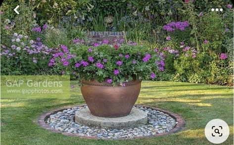 Pie Shaped Front Yard Landscaping, Large Garden Planters Ideas Focal Points, Round Garden Ideas, Circle Lawn Landscape Design, Circular Garden Design Landscaping, Landscape Circle Design, Yard Focal Point Ideas, Circular Garden Ideas, Half Circle Flower Beds