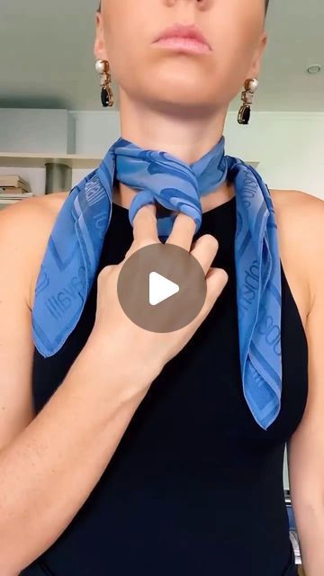 w Scarf Wearing Styles, Ways To Tie Scarves, Hiking Outfit Spring, Short Scarves, Scarf Knots, Scarf Trends, Hiking Outfit Women, Ways To Wear A Scarf, How To Wear A Scarf