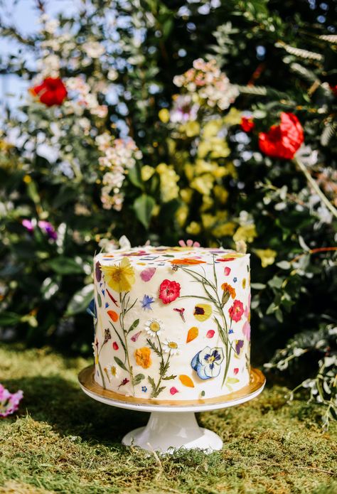 Wildflower Wedding Theme Cake, Wildflower Wedding Cupcakes, Enchanted Garden Birthday Party, Enchanted Garden Birthday, Diy Home Wedding, Birthday Party Garden, Wildflower Cake, Garden Party Cakes, Wildflower Party