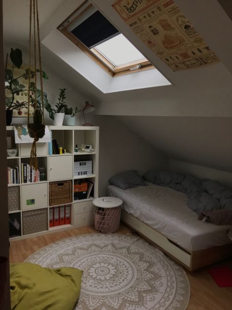 Short Slanted Ceiling Bedroom, Loft Room Aesthetic, Slanted Roof Bedroom, New Bed, Loft Room, Pinterest Room Decor, Study Room Decor, Attic Bedroom, Redecorate Bedroom