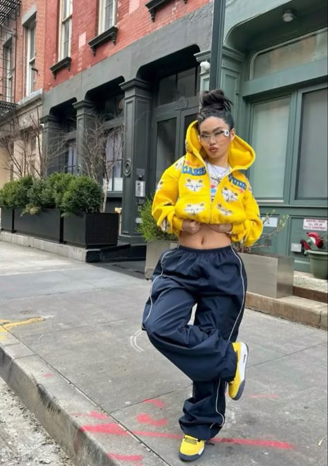 Freestyle Outfit Women, Hype Beast Outfits Women, Rapper Style Outfits, Streetwear Fashion Black, Pakaian Hipster, Track Pants Outfit, Casual Oufits, Street Style Outfits Casual, Outfit School