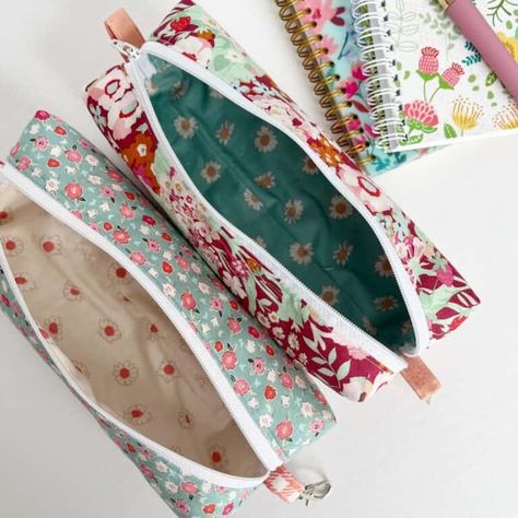 Sewn Pencil Pouch, Easy Pencil Pouch Sew, How To Make A Fabric Pencil Case, Zippered Pencil Pouch Free Pattern, Quilted Pencil Case Pattern, Boxy Pencil Case Pattern, Box Pencil Case Pattern, Easy Pencil Case Sewing Pattern, Sewing Pencil Pouch