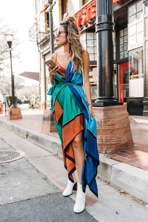 71a58e8cb75904f24cde464161c3e766desc48441368ri Colourful Dress Outfit, Scarf Dress Outfit, Dress And Scarf Outfit, Statement Outfit, Sunglasses White, Statement Fashion, Hello Fashion, Foto Casual, Scarf Dress