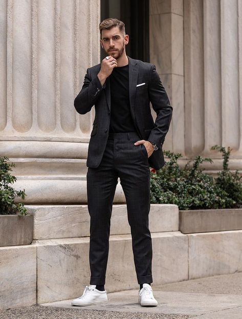 Pairing a black suit, black t-shirt and minimalistic low-top white sneakers. Suits And Sneakers, Sneakers Outfit Men, Black Outfit Men, Black And White Suit, Smart Casual Menswear, Morning Brunch, Black Suit Men, White Sneakers Men, Mens Fashion Blazer