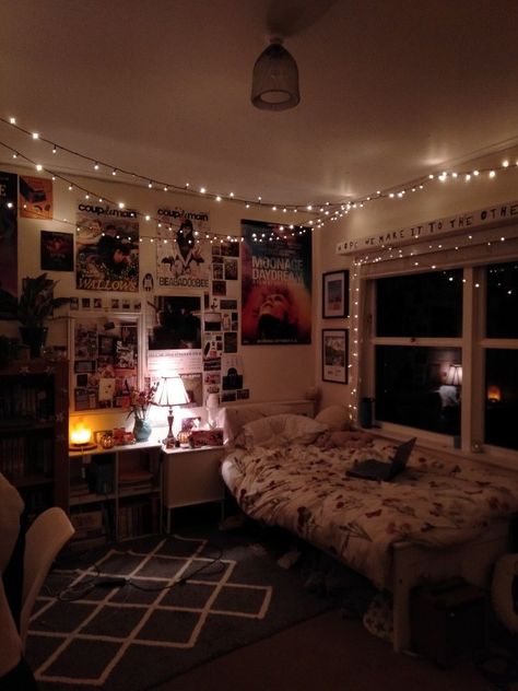 Room Ideas For Dark Rooms, Cottagecore Cozy Bedroom, Room Inspo Lights, 80's Room, Chill Room, Cosy Room, Room Redesign, Redecorate Bedroom, Cozy Room Decor