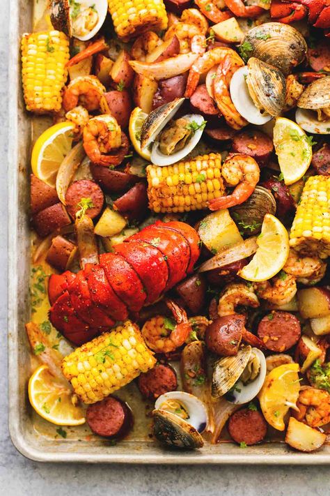 The Best Seafood Recipes for Christmas Eve that you'll need to have a successful and tasty holiday. Muscles, shrimp, calamari and more. One Pan Dinner Recipes, Flavorful Shrimp, Seafood Bake, Seafood Boil Recipes, Sunday Dinner Recipes, Boiled Food, Best Seafood Recipes, Clam Bake, Easy Seafood