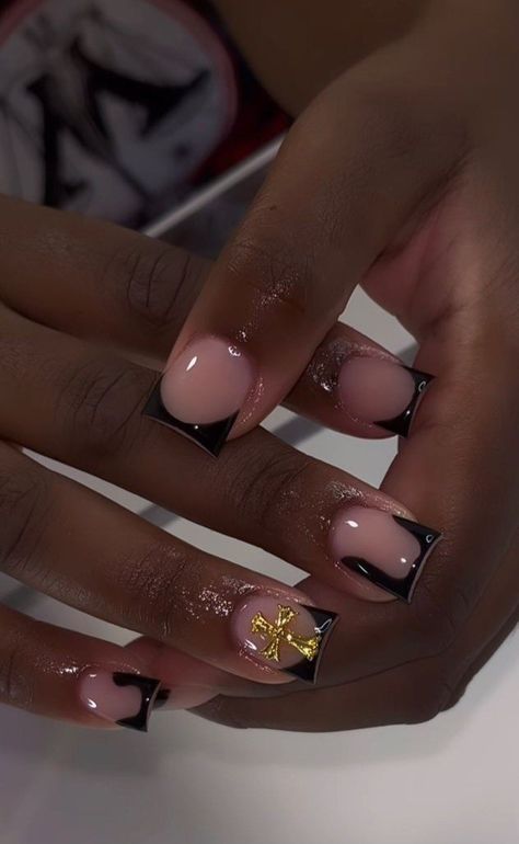 Chocolate Brown Short Nails, Black Mini French Tip Nails, Shortie Birthday Nails, Black And Gold Nails Ideas Short, Short Square Acrylic Nails Black And White, Chrome Nails Designs Black, Black Square Short Nails, Simple Party Nails, Black Nail Designs Black Women