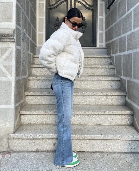 Crop Puffer Jacket Outfit, Sherpa Jacket Outfit, Madrid Outfits, November Outfits, White Puffer Jacket, Chicago Outfit, Puffer Jacket Outfit, Everyday Fashion Outfits, Winter Outfits For Work