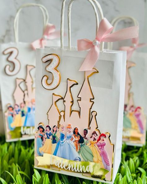 WonderCreationsbyLu on Instagram: "Cute Favor bags for a Princess Theme Party for any age! 👑 Personalized with name and age 🤍 • • • • #princesstheme#princessthemeparty#princess#princessparty#partyfavors#favorboxes#favorbags#partydecor#princessdecor#love#partytime#surprise#birthdaydecor#birthdayparty#etsy#etsyseller#miamimoms#cricutmade#trending#shopsmall#partyideas#partyideasforkids#instapic#follow#momlife#momboss#mombosshustle" Princess Goodie Bag Ideas, Disney Princess Goodie Bags, Princess Candy Bags, Princess Popcorn, Diy Party Bags, Princess Party Bags, Princess Favors, Disneyland Birthday, Princess Birthday Party Decorations