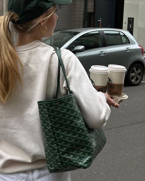 Casual Outfit Ideas: Goyard St. Louis Tote Goyard Bag Price, Goyard Tote Bag, Goyard Tote, Goyard Bag, Stockholm Fashion, Old Money Aesthetic, Outfit Inspo Fall, Looks Style, Mode Inspiration